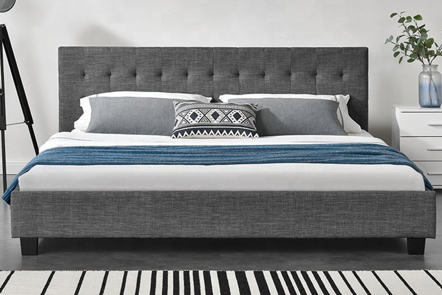 1257 Gestoffeerd bed met moderne paneelstijldecoratie