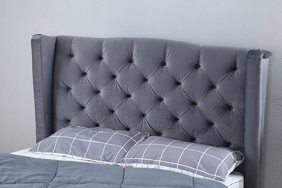 1399 Gestoffeerd bed met vleugelvormige rugleuning van fluweel