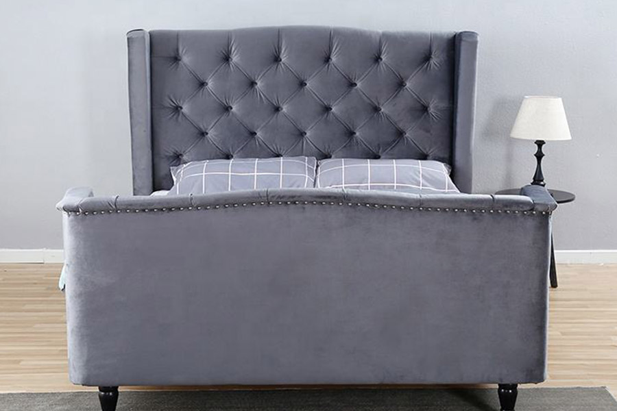 1399 Gestoffeerd bed met vleugelvormige rugleuning van fluweel