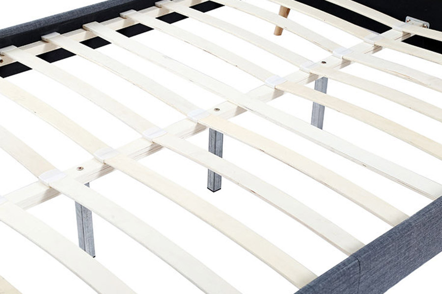 1368 Stijlvol gestoffeerd bed met Scandinavisch design