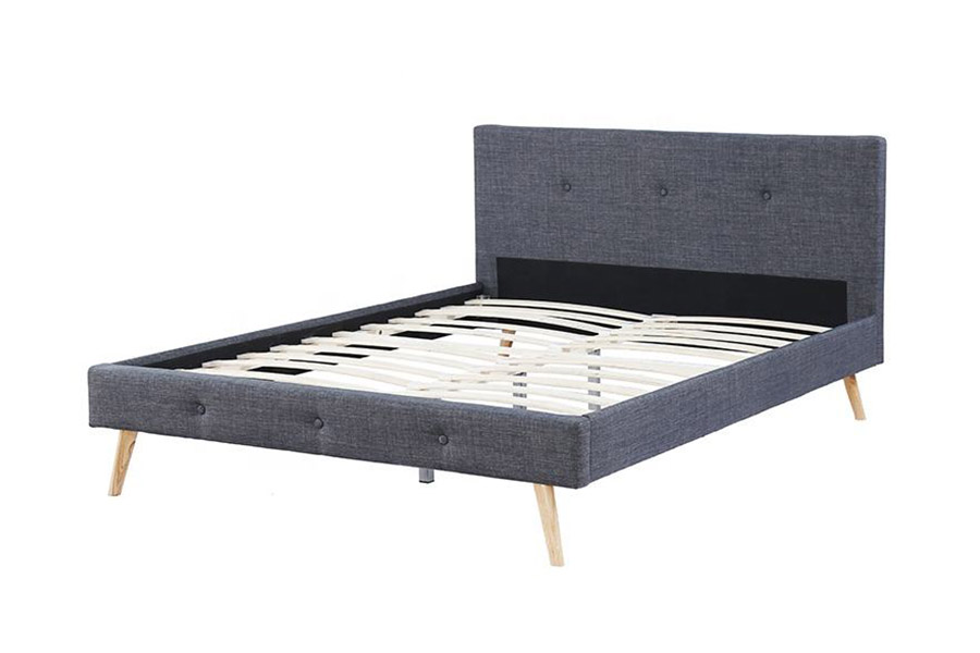 1368 Stijlvol gestoffeerd bed met Scandinavisch design