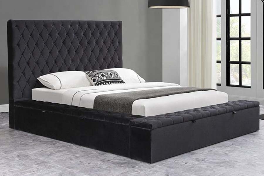 1578 Gestoffeerd bed met houten panelen en getuft hoofdeinde