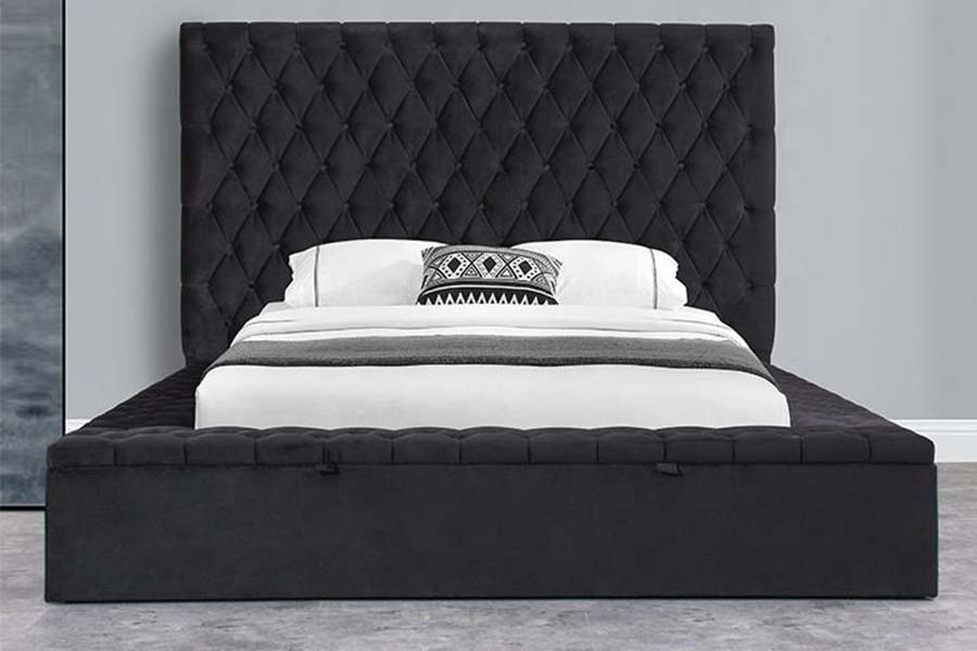 1578 Gestoffeerd bed met houten panelen en getuft hoofdeinde