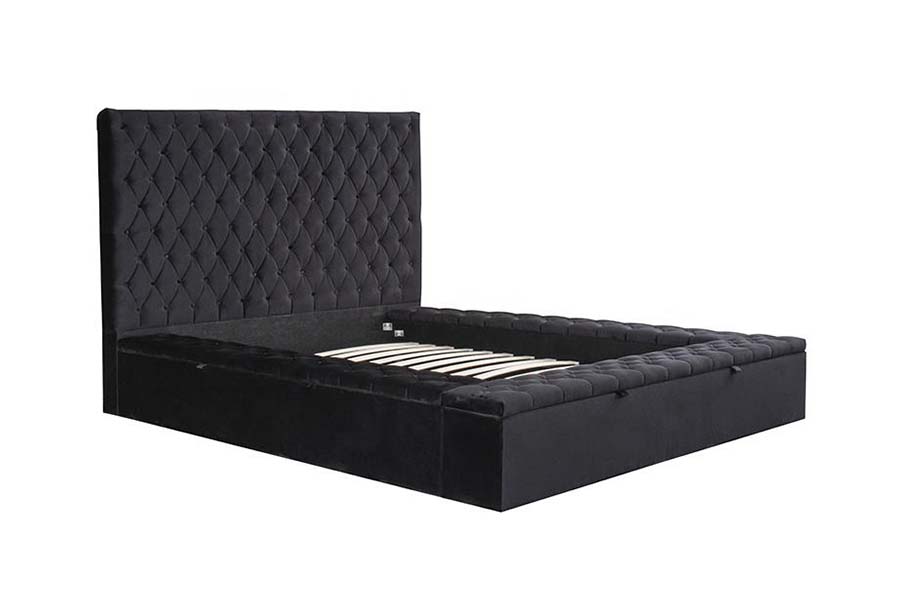 1578 Gestoffeerd bed met houten panelen en getuft hoofdeinde