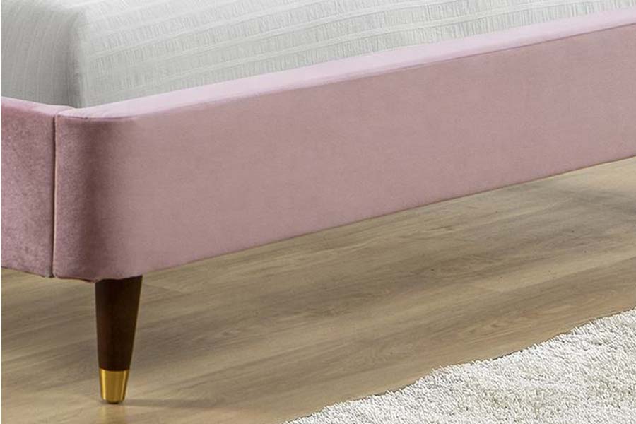 1598 Roze fluwelen stof met houten paneel, gestoffeerd bed