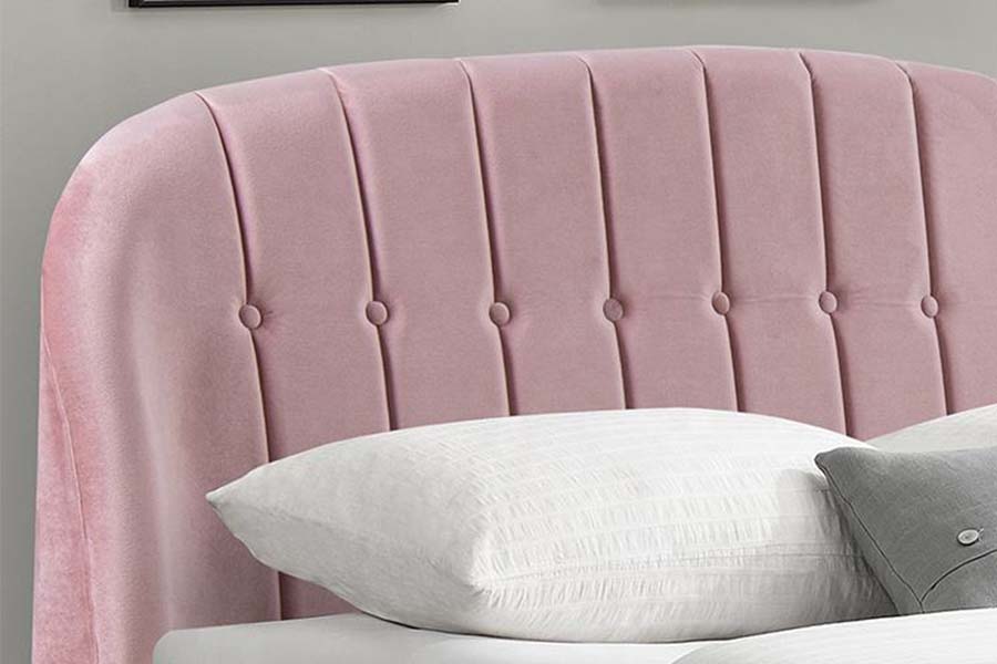 1598 Roze fluwelen stof met houten paneel, gestoffeerd bed