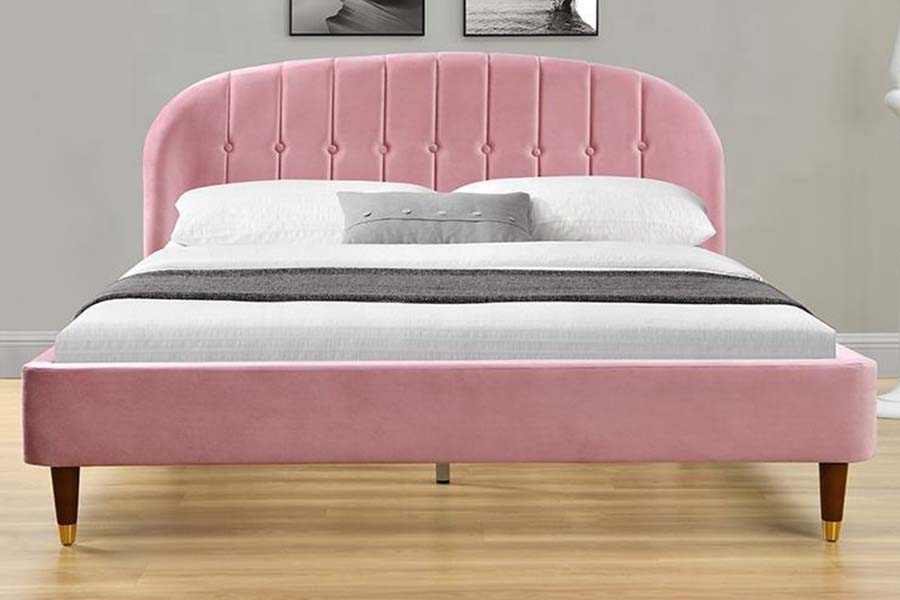 1598 Roze fluwelen stof met houten paneel, gestoffeerd bed