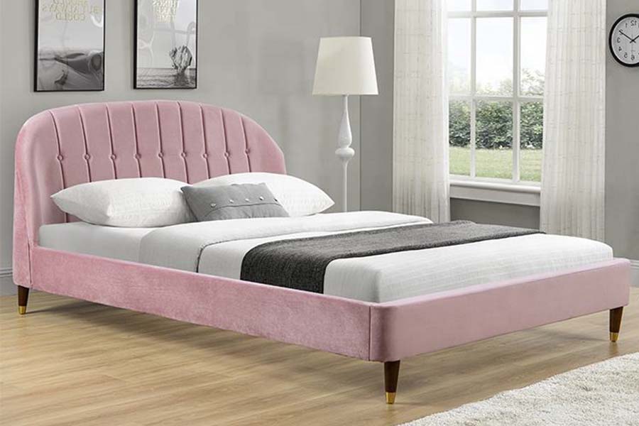 1598 Roze fluwelen stof met houten paneel, gestoffeerd bed
