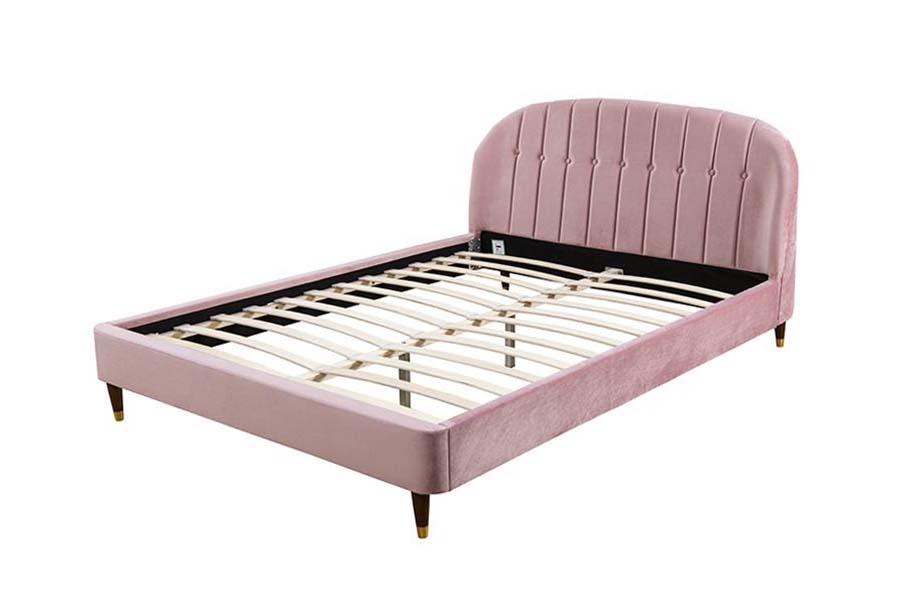 1598 Roze fluwelen stof met houten paneel, gestoffeerd bed