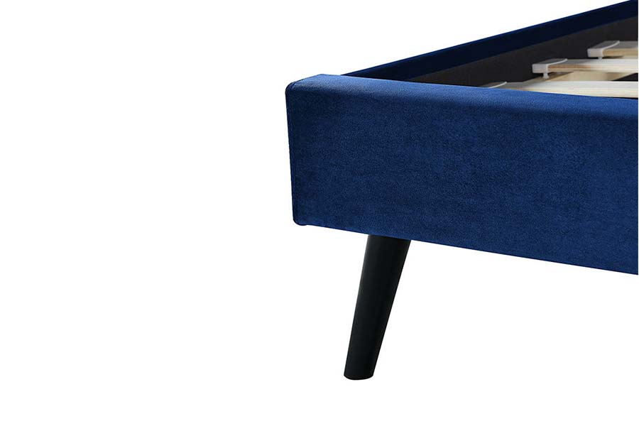 1494 Queensbed met houten poten, blauw, zacht gestoffeerd bed met hoofdeinde