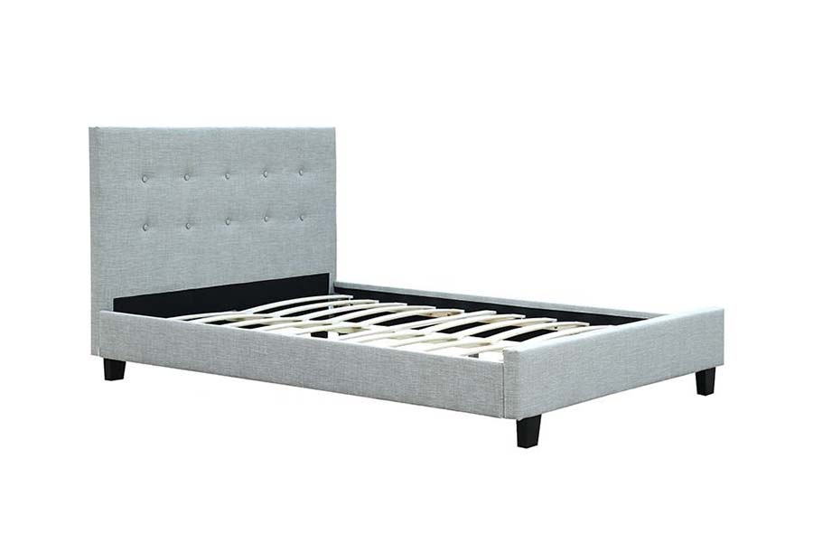1465 Groot gestoffeerd bed met houten frame