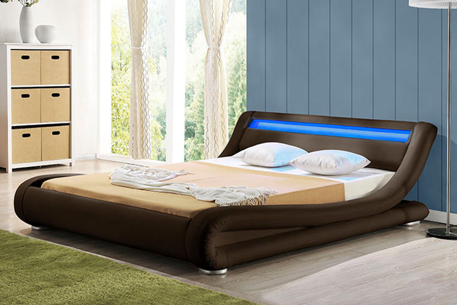 1881 Modern, met stof bekleed bed