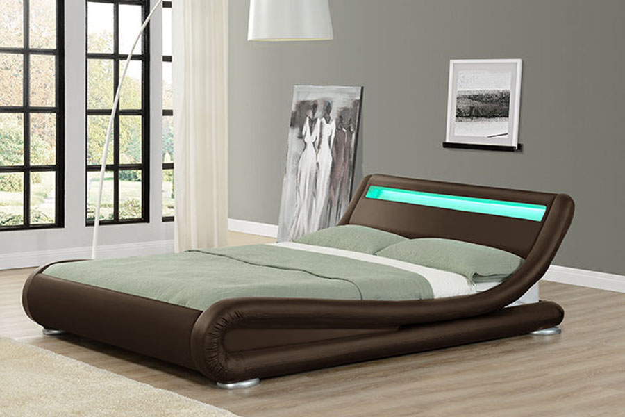 1881 Modern, met stof bekleed bed