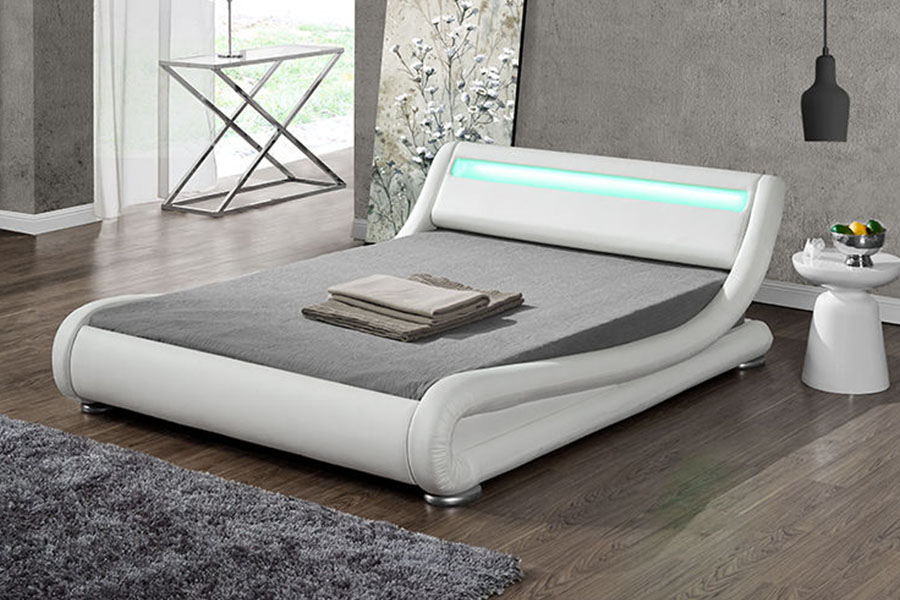 1881 Modern, met stof bekleed bed