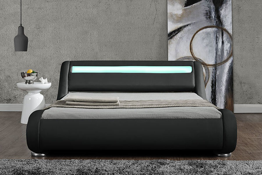 1881 Modern, met stof bekleed bed