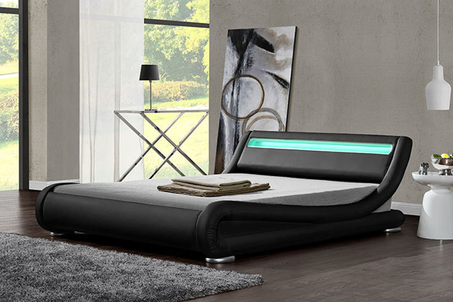 1881 Modern, met stof bekleed bed