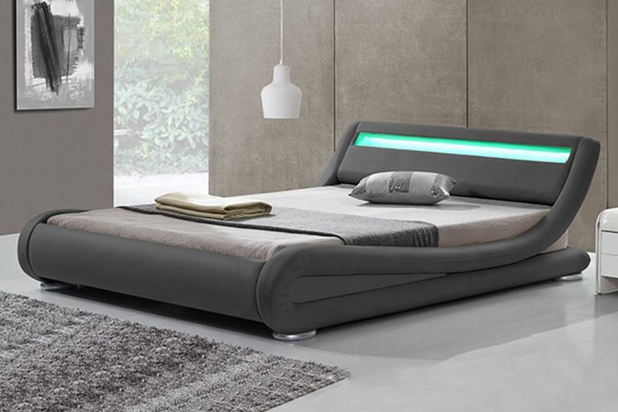 1881 Modern, met stof bekleed bed
