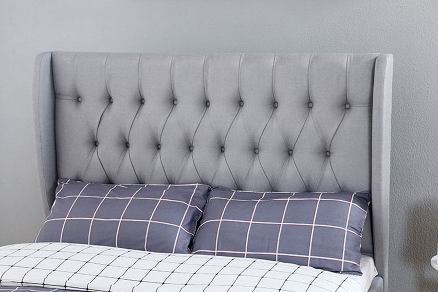 1310G Bedframe met opbergruimte met hoog hoofdbord en grijze stof met knoopdetail