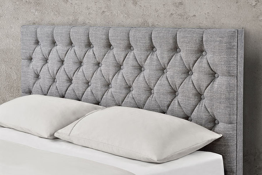 1253G ruitgetuft grijs stoffen bedframe met verchroomde poten en hydraulische opbergruimte