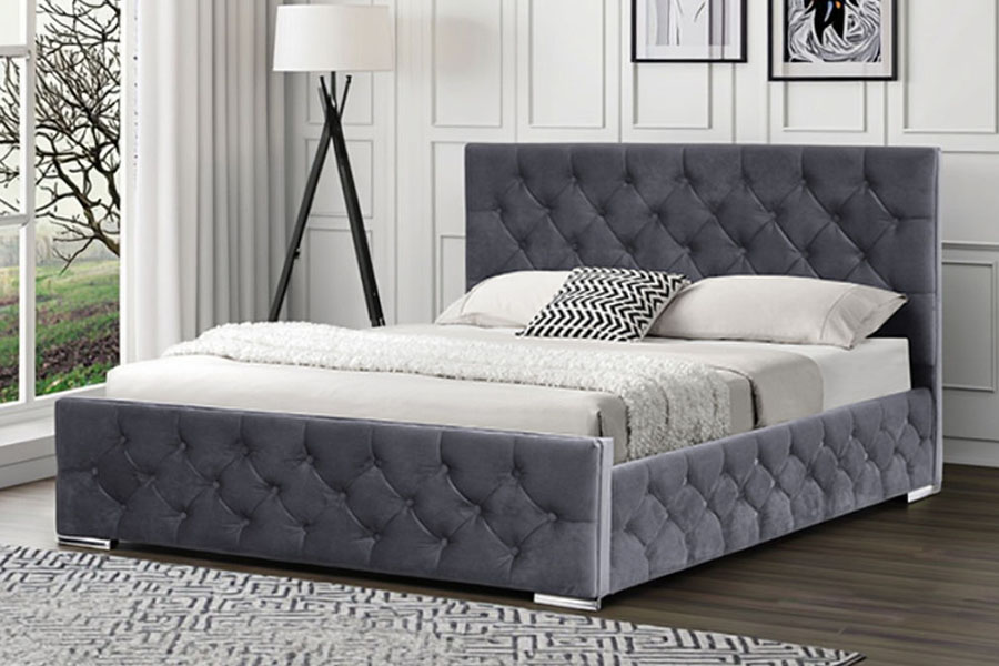 1253G ruitgetuft grijs stoffen bedframe met verchroomde poten en hydraulische opbergruimte