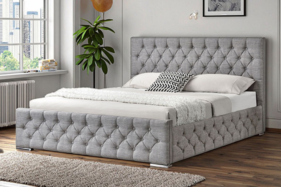 1253G ruitgetuft grijs stoffen bedframe met verchroomde poten en hydraulische opbergruimte