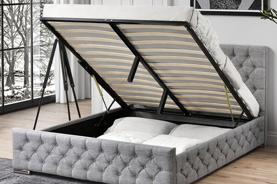 1253G ruitgetuft grijs stoffen bedframe met verchroomde poten en hydraulische opbergruimte
