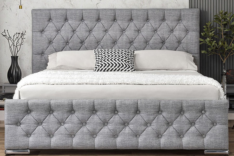 1253G ruitgetuft grijs stoffen bedframe met verchroomde poten en hydraulische opbergruimte